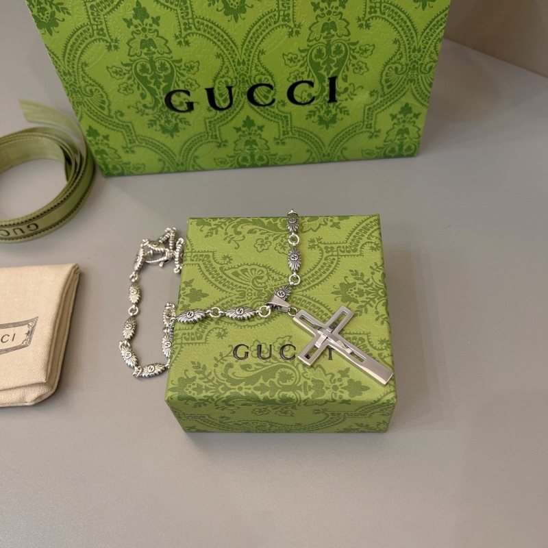 G*u*i necklaces